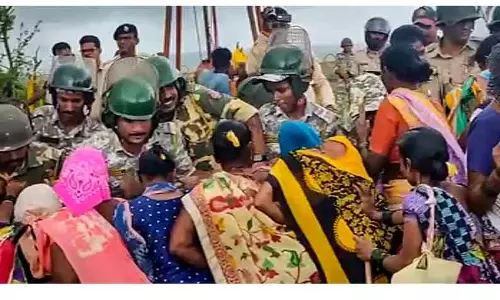 ரத்னகிரி மாவட்டத்தில் பெட்ரோ-கெமிக்கல் சுத்திகரிப்பு ஆலை அமைக்க கடும் எதிர்ப்பு- போராடிய பெண்கள் கைது ரத்னகிரி மாவட்டத்தில் பெட்ரோ-கெமிக்கல் சுத்திகரிப்பு ஆலை அமைக்க கடும் எதிர்ப்பு- போராடிய பெண்கள் கைது