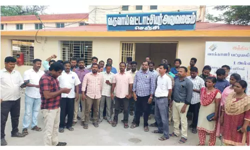 முறப்பநாடு சம்பவத்தை கண்டித்துகிராம நிர்வாக அலுவலர்கள் ஆர்ப்பாட்டம்விழுப்புரம் மாவட்டத்தில் 7 இடங்களில் நடந்தது முறப்பநாடு சம்பவத்தை கண்டித்துகிராம நிர்வாக அலுவலர்கள் ஆர்ப்பாட்டம்விழுப்புரம் மாவட்டத்தில் 7 இடங்களில் நடந்தது