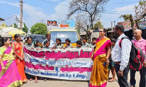 அரசு பள்ளியில் மாணவர்கள் சேர்க்கை குறித்து விழிப்புணர்வு ஊர்வலம்