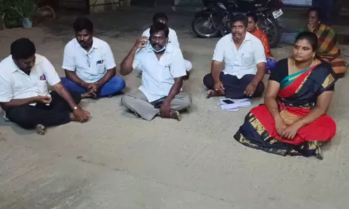 அ.தி.மு.க., பா.ம.க. கவுன்சிலர்கள் தர்ணா போராட்டம் அ.தி.மு.க., பா.ம.க. கவுன்சிலர்கள் தர்ணா போராட்டம்