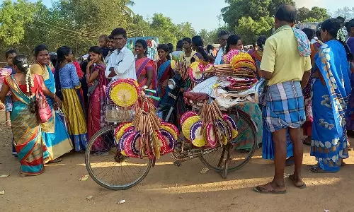 விற்பனைக்கு வந்திருந்த பனை ஓலை விசிறிகள் விற்பனைக்கு வந்திருந்த பனை ஓலை விசிறிகள்