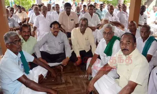 கீழ்பவானி வாய்க்காலில் சீரமைப்பு பணிகளை தொடங்க வலியுறுத்திஈரோடு பொதுப்பணித்துறை அலுவலகத்தில் விவசாயிகள் காத்திருப்பு போராட்டம்