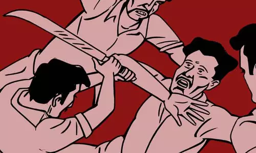 தொழிலாளியை வெட்டிய மாமனார் உள்பட 3 பேரை பிடிக்க 2 தனிப்படைகள் அமைப்பு தொழிலாளியை வெட்டிய மாமனார் உள்பட 3 பேரை பிடிக்க 2 தனிப்படைகள் அமைப்பு