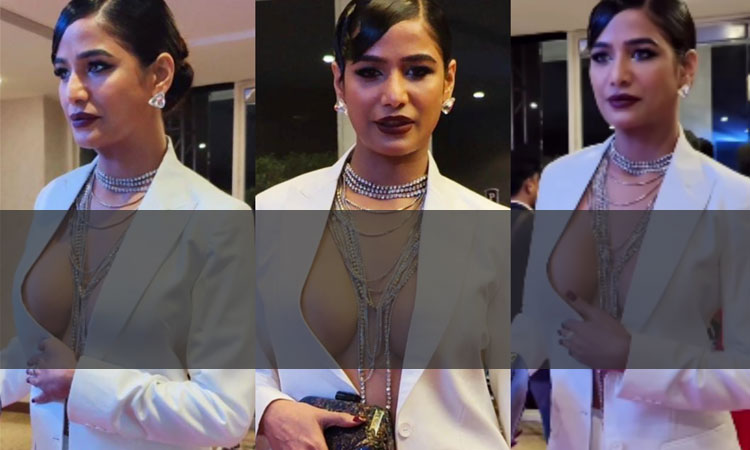 விருது விழாவில் உள்ளாடை இல்லை ஓபனா....க  வந்த பிரபல நடிகை...! ரசிகர்கள் அதிர்ச்சி...!