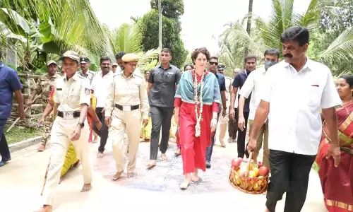 இந்திரா காந்தியுடன் துணை நின்ற சிக்கமகளூரு மக்களுக்கு நன்றி  பிரசார கூட்டத்தில் பிரியங்கா காந்தி உருக்கமான பேச்சு