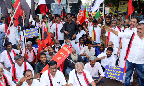 கேரள அரசு பஸ்களை சிறை பிடித்து போராட்டம்