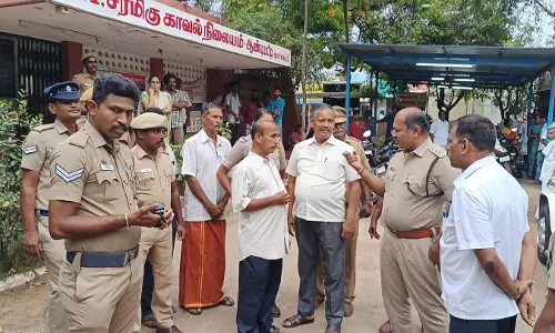 ஆண்டிப்பட்டி அருகே ஓமியோபதி டாக்டர் கைது; போலீஸ் நிலையத்தை கிராம மக்கள் முற்றுகை