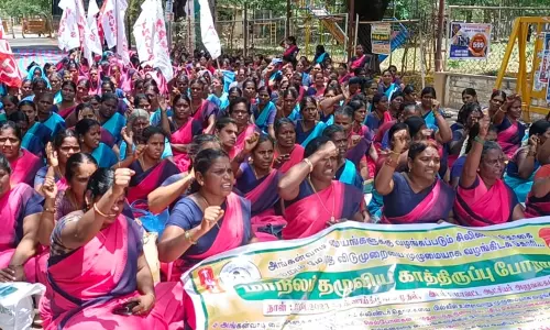 தர்மபுரியில்அங்கன்வாடி ஊழியர்கள் 2-வது நாளாக காத்திருப்பு போராட்டம் தர்மபுரியில்அங்கன்வாடி ஊழியர்கள் 2-வது நாளாக காத்திருப்பு போராட்டம்