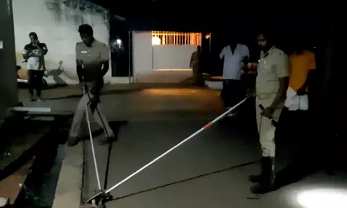 வீட்டுக்குள் புகுந்த நாகப்பாம்பு சிக்கியது