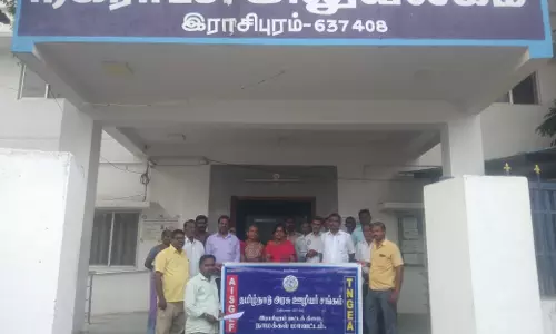 ராசிபுரம் நகராட்சி அலுவலகம் முன்பு தமிழ்நாடு அரசு ஊழியர் சங்கத்தினர் ஆர்ப்பாட்டம்