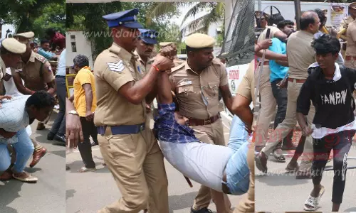 தஞ்சை சரக டி.ஐ.ஜி. அலுவலகத்தை இந்திய மாணவர் சங்கத்தினர் முற்றுகையிட்டு போராட்டம்-தள்ளு முள்ளு