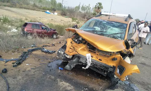 கார்கள் நேருக்கு நேர் மோதல்; வாலிபர் பலி