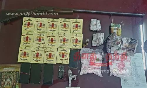 உரிமம் இல்லாத துப்பாக்கி, 150 தோட்டாக்களுடன் காரில் வந்த 3 பேர் கைது உரிமம் இல்லாத துப்பாக்கி, 150 தோட்டாக்களுடன் காரில் வந்த 3 பேர் கைது