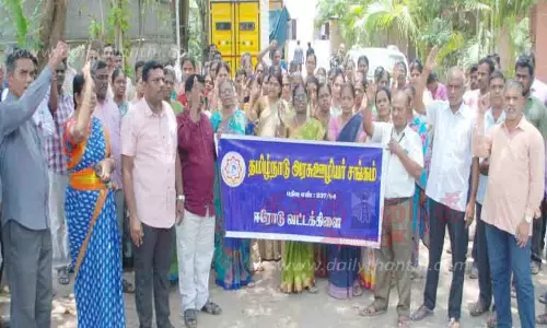 புதிய ஓய்வூதிய திட்டத்தை ரத்து செய்யக்கோரிஅரசு ஊழியர்கள் ஆர்ப்பாட்டம் புதிய ஓய்வூதிய திட்டத்தை ரத்து செய்யக்கோரிஅரசு ஊழியர்கள் ஆர்ப்பாட்டம்