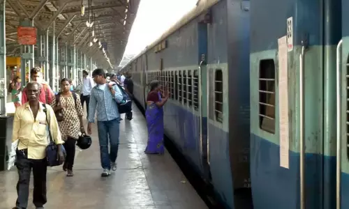 கடந்த நிதியாண்டில், ரெயில்நிலையங்களில் கடத்தல்காரர்களிடம் இருந்து 604 பேர் மீட்பு