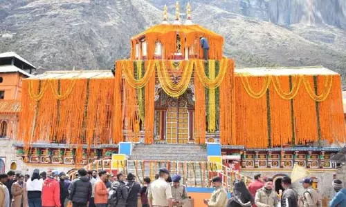 பத்ரிநாத் பாத யாத்திரை தொடக்கம் - வேத மந்திரங்கள் முழங்க கோவில் நடை திறப்பு