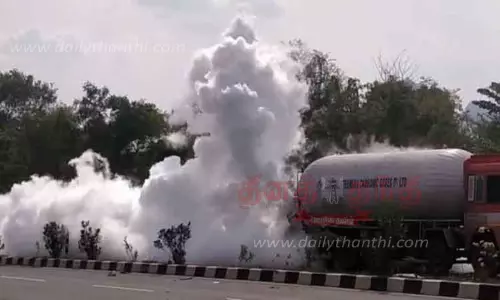 கோவை-வாளையாறு சாலையில் லாரிகள் மோதல்:டேங்கர் லாரியில் இருந்து கரியமில வாயு வெளியேறியதால் பரபரப்பு-2 மணி நேரம் போக்குவரத்து பாதிப்பு