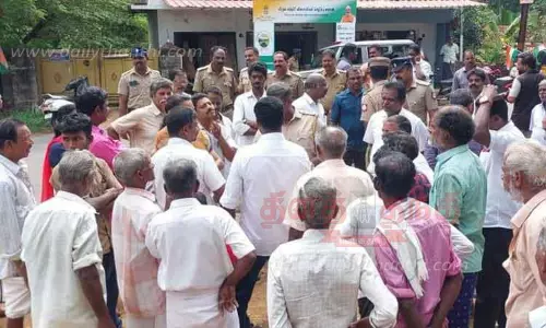 சாலை சீரமைக்கப்படாததை கண்டித்து காங்கிரசார் போராட்டம்