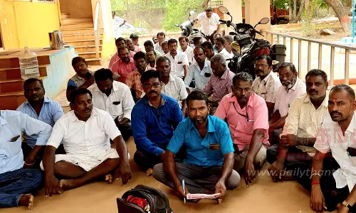 அரசு மதுக்கடையை பூட்டியதை கண்டித்து டாஸ்மாக் மண்டல மேலாளர் அலுவலகத்தில் காத்திருக்கும் போராட்டம்