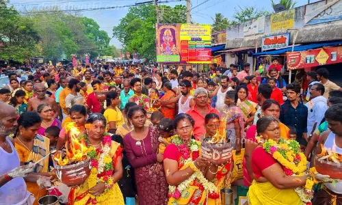 அக்னிசட்டி எடுத்து செல்லும் பக்தர்கள்