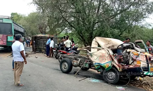 சிவகங்கை அருகே  அரசு பஸ்-மினி லாரி மோதல்; ஒருவர் சாவு 4 பேர் படுகாயம்