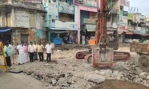 பாலக்கோடு பஸ் நிலையத்தில்தரைத்தளம் அமைக்கும் பணியை அதிகாரி ஆய்வு