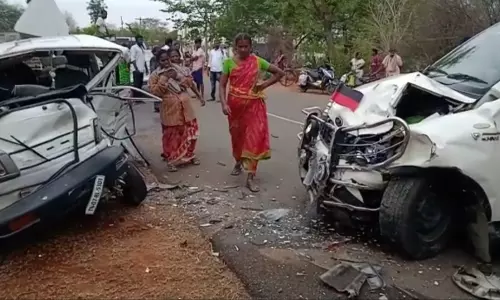 கார்கள் மோதல்; 7 பேர் படுகாயம் கார்கள் மோதல்; 7 பேர் படுகாயம்