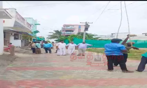 காரியாபட்டி பேரூராட்சியில் புதிய மின்கம்பங்கள் நடும் பணி தொடக்கம்