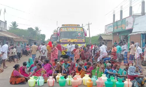 குடிநீர் கேட்டு காலிக்குடங்களுடன் கிராம மக்கள் சாலை மறியல் குடிநீர் கேட்டு காலிக்குடங்களுடன் கிராம மக்கள் சாலை மறியல்