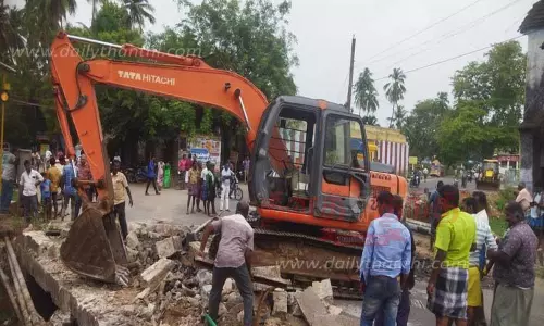 அம்பையில் பாலம் இடிப்பு; போக்குவரத்து மாற்றம் அமலுக்கு வந்தது அம்பையில் பாலம் இடிப்பு; போக்குவரத்து மாற்றம் அமலுக்கு வந்தது