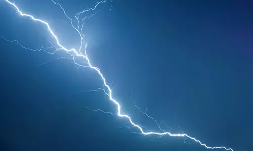 மேற்கு வங்காளத்தில் மின்னல் தாக்கி 14 பேர் உயிரிழப்பு..!