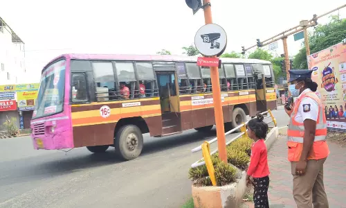 போக்குவரத்தை கண்காணிக்கும் காவல் தாய்...கவனிக்கும் மகள்
