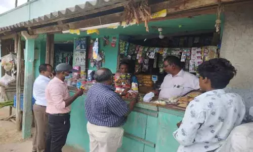 கிணத்துக்கடவு பகுதியில் சோதனை:புகையிலை பொருட்கள் விற்ற 11 கடைகளுக்கு அபராதம்-சுகாதாரத்துறை அதிகாரிகள் நடவடிக்கை