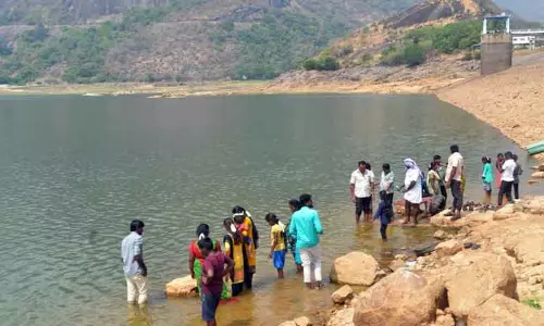 மழை இல்லாததால் நீர்மட்டம் குறைந்தது:ஆபத்தை உணராமல் ஆழியாறு அணையில் இறங்கும் சுற்றுலா பயணிகள்-உரிய நடவடிக்கை எடுக்க வலியுறுத்தல்