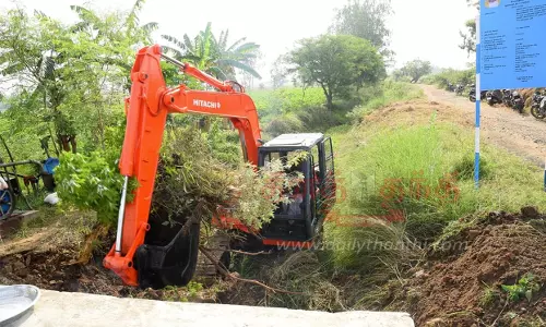 வடிகால் வாய்க்கால் தூர்வாரும் பணி