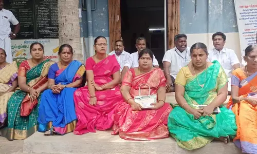 அடிப்படை வசதிகள் செய்யாததை கண்டித்துசின்னமனூர் கூட்டத்தில் கவுன்சிலர்கள் வெளிநடப்பு:தர்ணாவிலும் ஈடுபட்டதால் பரபரப்பு