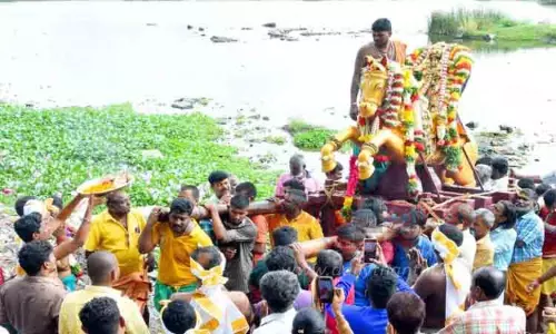 திருப்புவனம் சித்திரை திருவிழா வைகையில் இறங்கி காட்சியளித்த பாலகிருஷ்ண பெருமாள் திருப்புவனம் சித்திரை திருவிழா வைகையில் இறங்கி காட்சியளித்த பாலகிருஷ்ண பெருமாள்