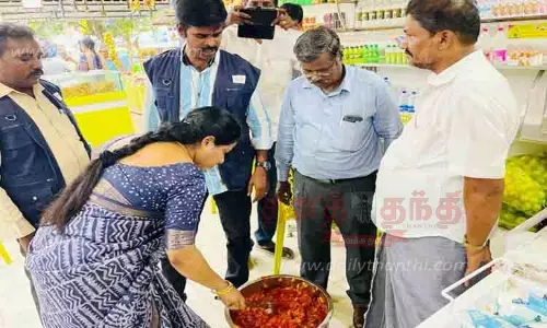 காரைக்குடி பகுதியில் பழக்கடைகளில் உணவு பாதுகாப்புத்துறை அதிகாரிகள் ஆய்வு காரைக்குடி பகுதியில் பழக்கடைகளில் உணவு பாதுகாப்புத்துறை அதிகாரிகள் ஆய்வு