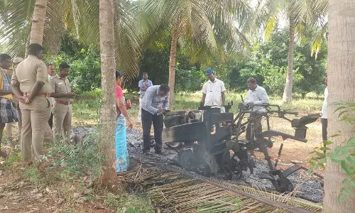 ஜேடர்பாளையம் அருகே தொடரும் சம்பவம்; தோட்டத்தில் நிறுத்தி வைக்கப்பட்ட பவர் டில்லர் எந்திரம் தீ வைத்து எரிப்பு-போலீஸ் சூப்பிரண்டு நேரில் விசாரணை