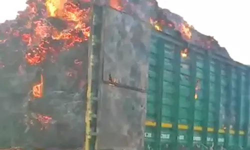 கபிலர்மலை அருகே மின் கம்பியில் உரசியதால்தேங்காய் நார் பார லாரி தீப்பிடித்தது