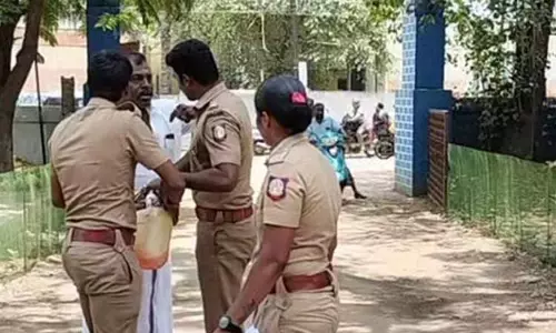 போலீஸ் நிலைய வளாகத்தில் தீக்குளிக்க முயன்ற ஊராட்சி தலைவரால் பரபரப்பு