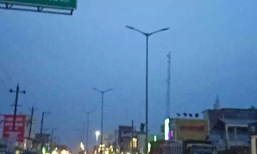 சாலையில் எரியாத மின் விளக்குகள்