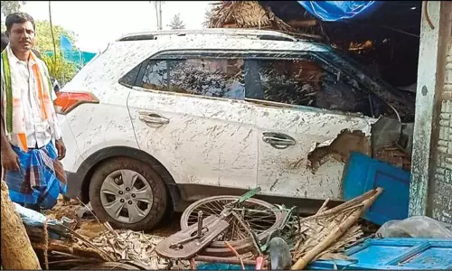 நள்ளிரவில் பரபரப்பு: தறிகெட்டு ஓடிய கார் வீட்டுக்குள் புகுந்தது நள்ளிரவில் பரபரப்பு: தறிகெட்டு ஓடிய கார் வீட்டுக்குள் புகுந்தது