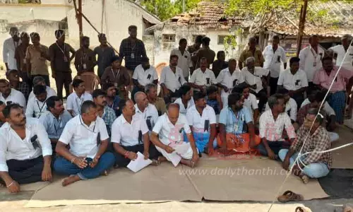 பண்ணாரி சோதனைச்சாவடி அருகேவாகன ஓட்டுனர்கள்- உரிமையாளர்கள்  காத்திருப்பு போராட்டம்