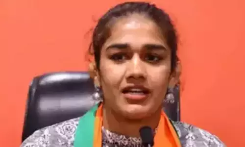 மல்யுத்த வீராங்கனைகளை சந்தித்த பிரியங்கா காந்தியின் செயலாளர் கூட பாலியல் குற்றவாளியே: பபிதா போகத் குற்றச்சாட்டு மல்யுத்த வீராங்கனைகளை சந்தித்த பிரியங்கா காந்தியின் செயலாளர் கூட பாலியல் குற்றவாளியே: பபிதா போகத் குற்றச்சாட்டு