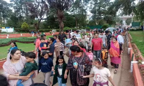 ஊட்டியில் குவிந்த சுற்றுலா பயணிகள்