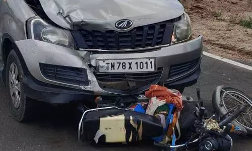 கார் மோதி பெண் பலி