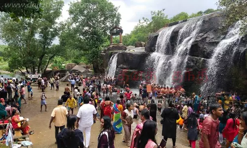 திற்பரப்பு அருவியில் குளு குளு சீசன் சுற்றுலா பயணிகள் உற்சாகம் திற்பரப்பு அருவியில் குளு குளு சீசன் சுற்றுலா பயணிகள் உற்சாகம்
