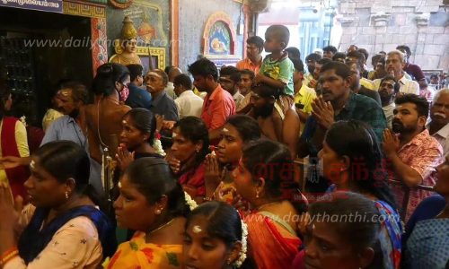 திருநள்ளாறு சனீஸ்வரர் கோவிலில் குவிந்த பக்தர்கள் திருநள்ளாறு சனீஸ்வரர் கோவிலில் குவிந்த பக்தர்கள்