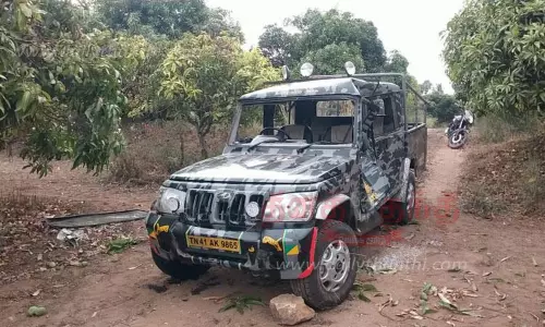 வனத்துறை வாகனத்தை முட்டித்தள்ளிய மக்னா யானை வனத்துறை வாகனத்தை முட்டித்தள்ளிய மக்னா யானை